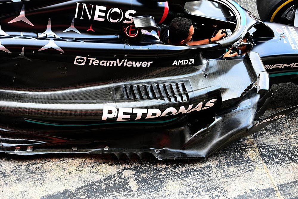 Detalle de las rejilla de ventilaci&oacute;n del coche de George Russell, Mercedes F1 W14 