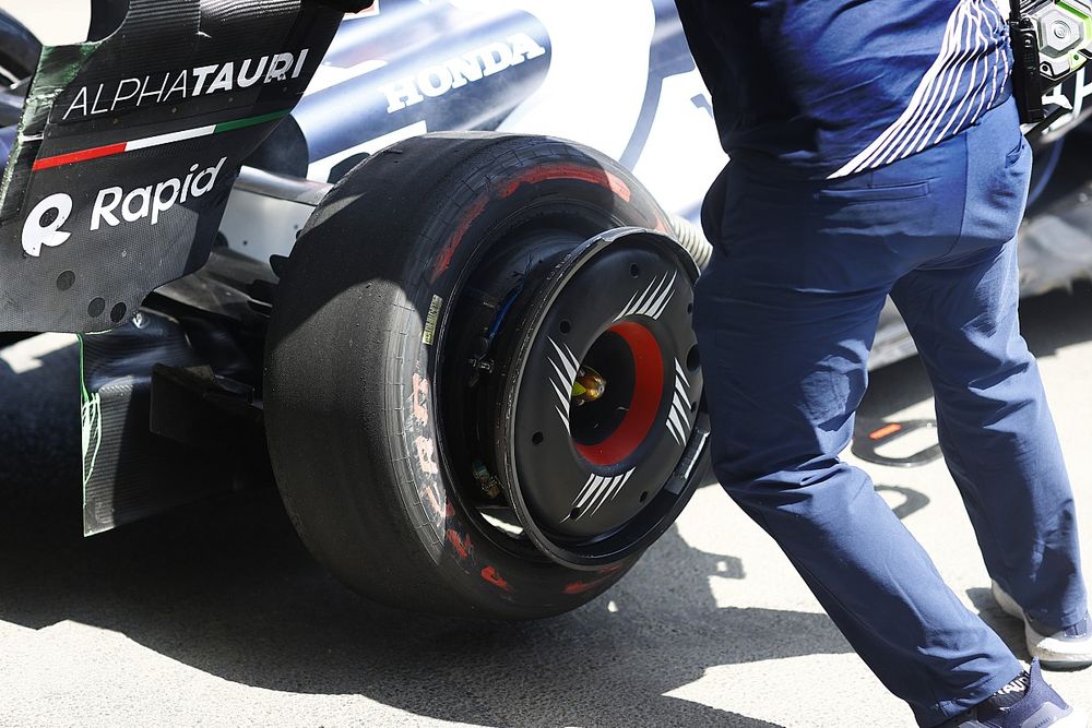 Yuki Tsunoda, AlphaTauri AT04, en el pitlane con el neumático destrozado