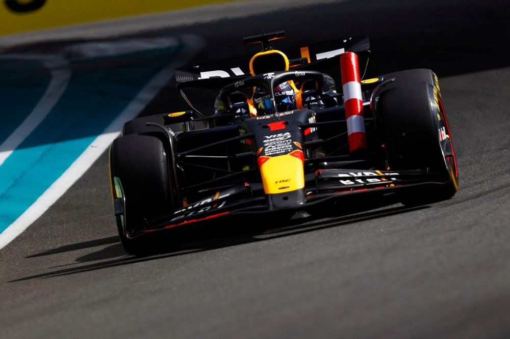Max Verstappen, Red Bull Racing RB20, with a bollard in his suspension