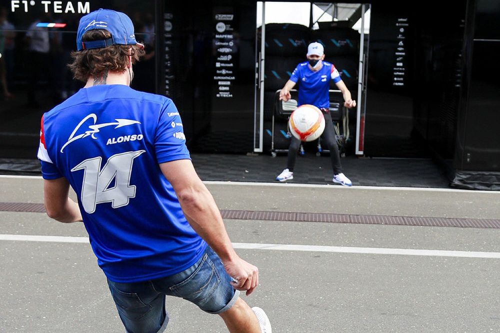 Esteban Ocon, Alpine F1, Fernando Alonso, Alpine F1  juegan al fútbol