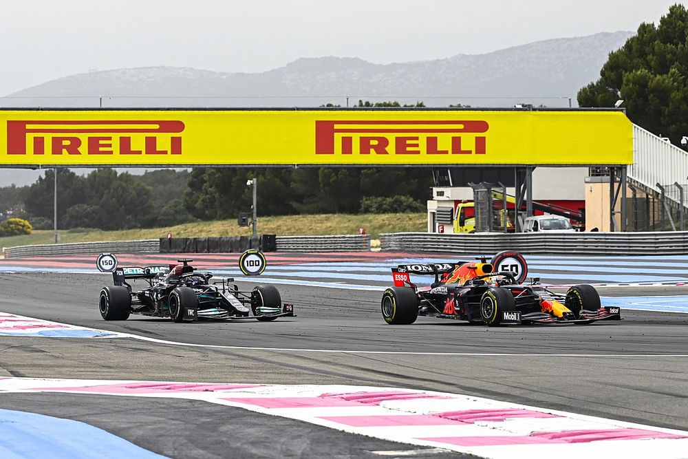 Max Verstappen, Red Bull Racing RB16B overtakes Lewis Hamilton, Mercedes W12