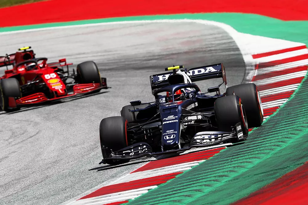Pierre Gasly, AlphaTauri AT02, Carlos Sainz Jr., Ferrari SF21