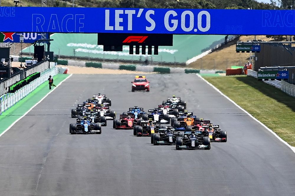 Valtteri Bottas, Mercedes W12, Lewis Hamilton, Mercedes W12, Max Verstappen, Red Bull Racing RB16B, y el resto del pelot&oacute;n