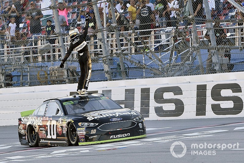 Aric Almirola termina racha sin triunfos con una brillante jornada en Talladega