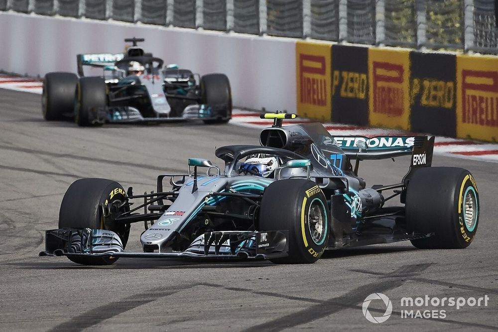 Valtteri Bottas, Mercedes AMG F1, lidera a Lewis Hamilton, Mercedes AMG F1