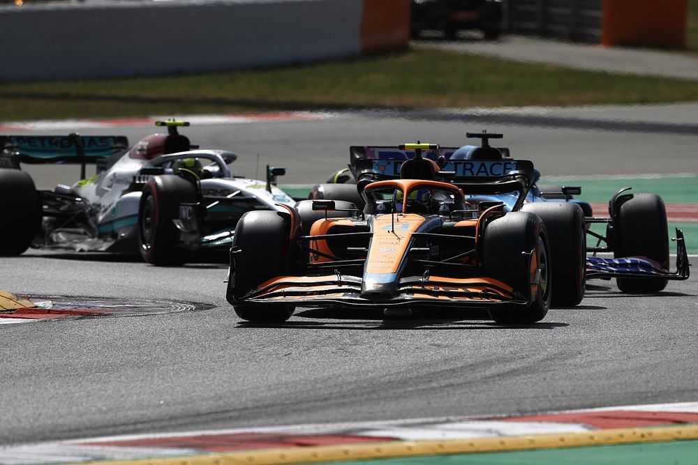 Lando Norris, McLaren MCL36, Fernando Alonso, Alpine A522, Lewis Hamilton, Mercedes W13 