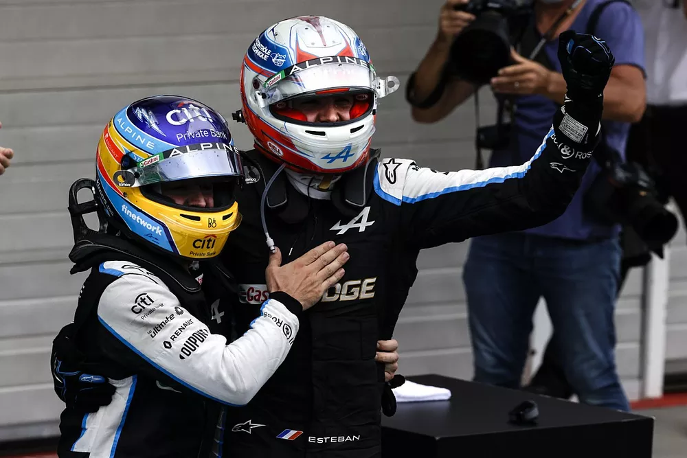 Fernando Alonso, Alpine F1, congratulates and celebrates with Esteban Ocon, Alpine F1, 1st position, in Parc Ferme