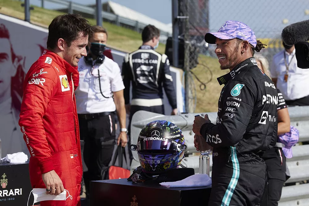 Le deuxi&egrave;me Charles Leclerc, Ferrari, et le vainqueur Lewis Hamilton, Mercedes, dans le parc ferm&eacute;