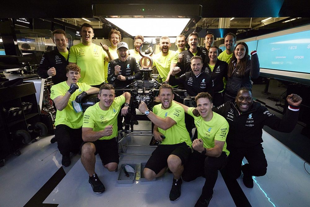 Valtteri Bottas, Mercedes, 1st position, celebrates wit hhis team