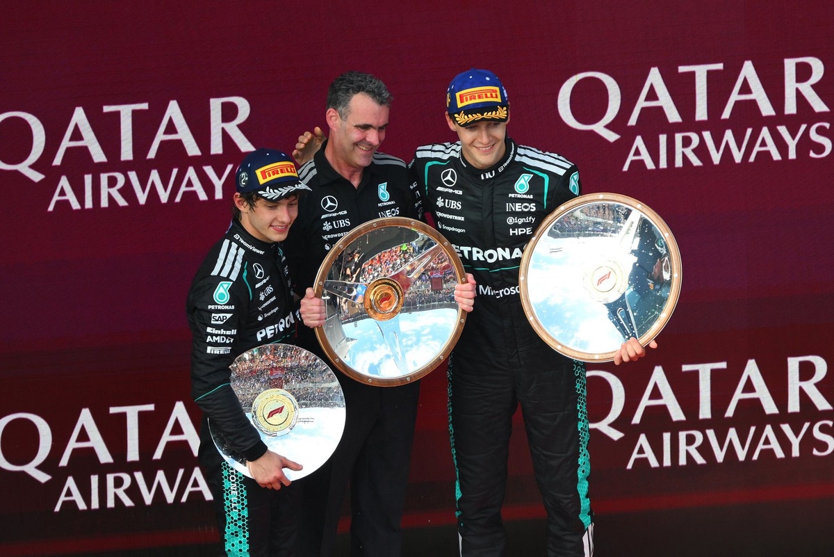 Mercedes dowozi dublet, a wyścig...