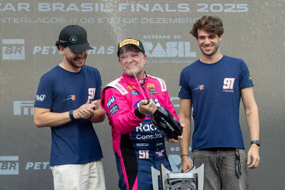 Rubinho Barrichello ao lado dos filhos Dudu e Fefo