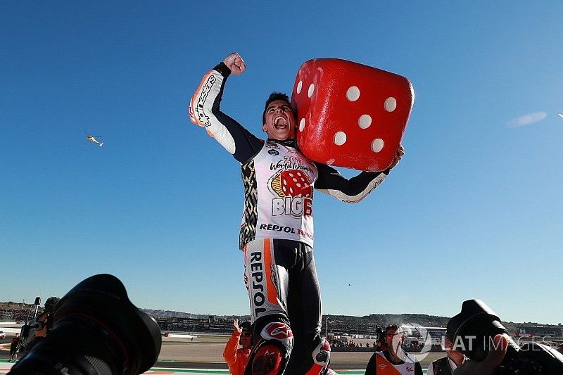 Marc Márquez campeón del mundo, del equipo Repsol Honda celebra
