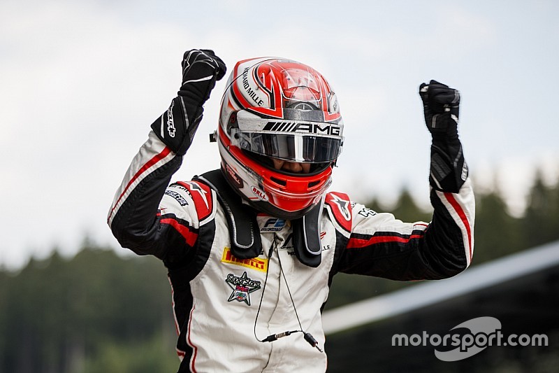 Un Russell dominateur surpasse Norris