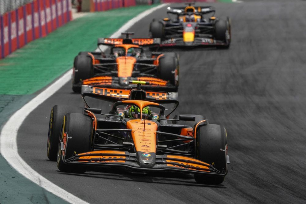 Lando Norris, McLaren MCL38, Oscar Piastri, McLaren MCL38, Max Verstappen, Red Bull Racing RB20 