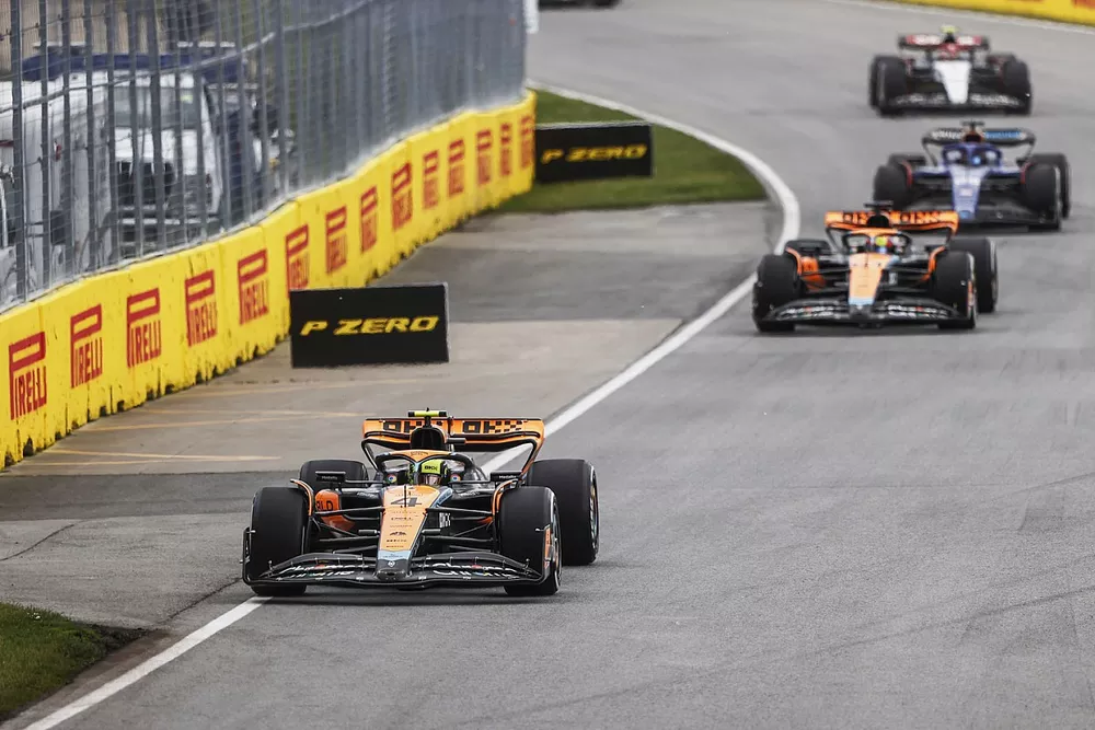 Lando Norris, McLaren MCL60, Oscar Piastri, McLaren MCL60, Alex Albon, Williams FW45
