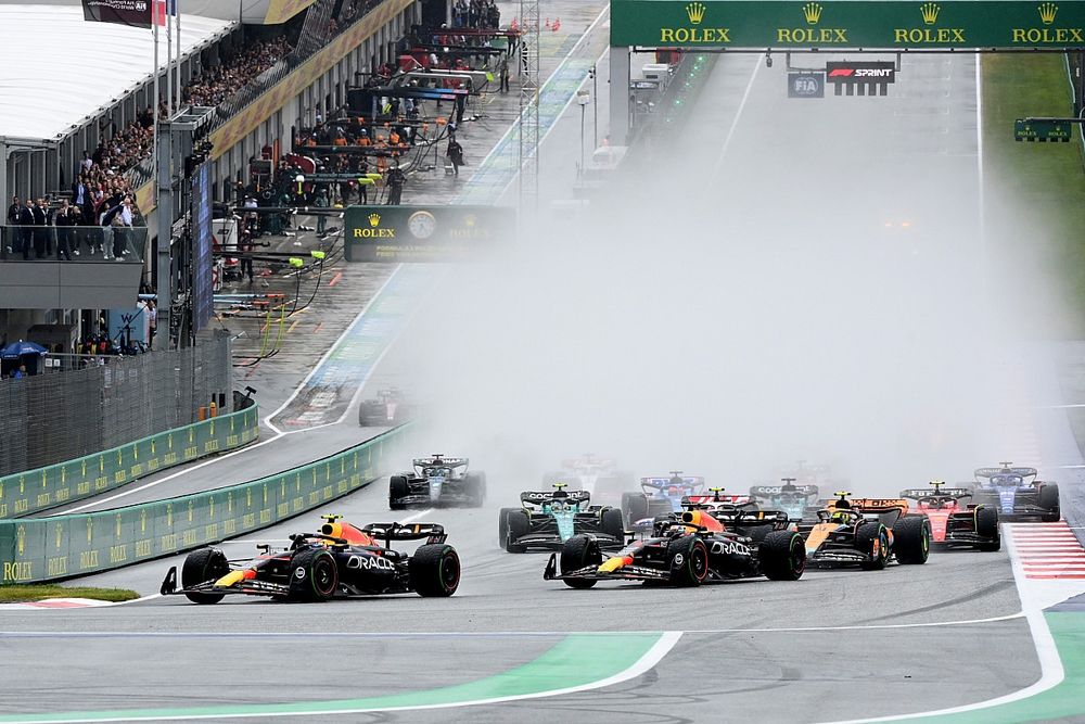 Sergio Perez, Red Bull Racing RB19, Max Verstappen, Red Bull Racing RB19, Lando Norris, McLaren MCL60, Nico Hulkenberg, Haas VF-23, Fernando Alonso, Aston Martin AMR23, the rest of the field at the start of the Sprint