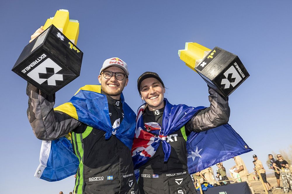 Kevin Hansen, Veloce Racing, y Molly Taylor, Veloce Racing, 1ª posición, celebran con sus trofeos