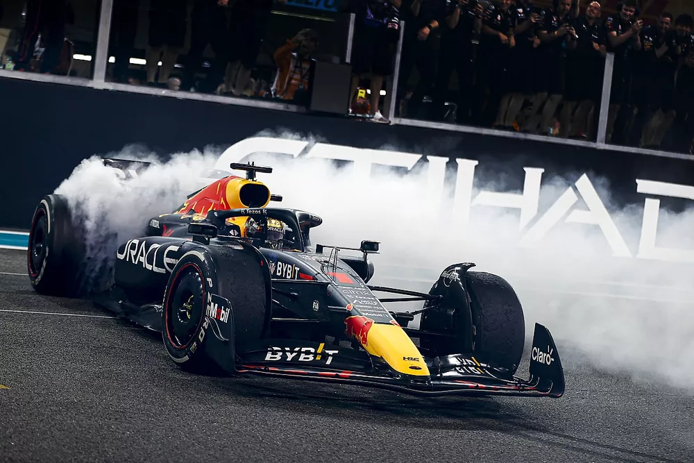 Max Verstappen, Red Bull Racing RB18, 1ª posición, realiza donuts en celebración al final de la carrera