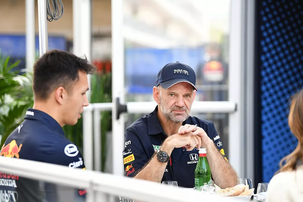 Alex Albon, Red Bull Racing, con Adrian Newey, jefe t&eacute;cnico de Red Bull Racing