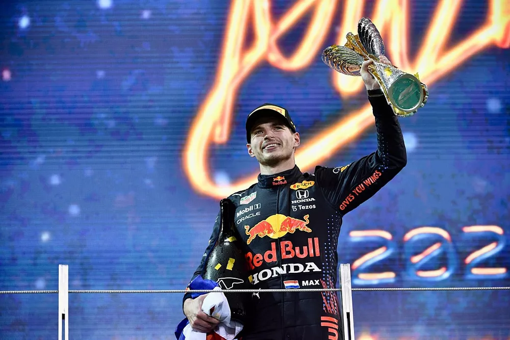 Max Verstappen, Red Bull Racing, 1e positie, met zijn trofee