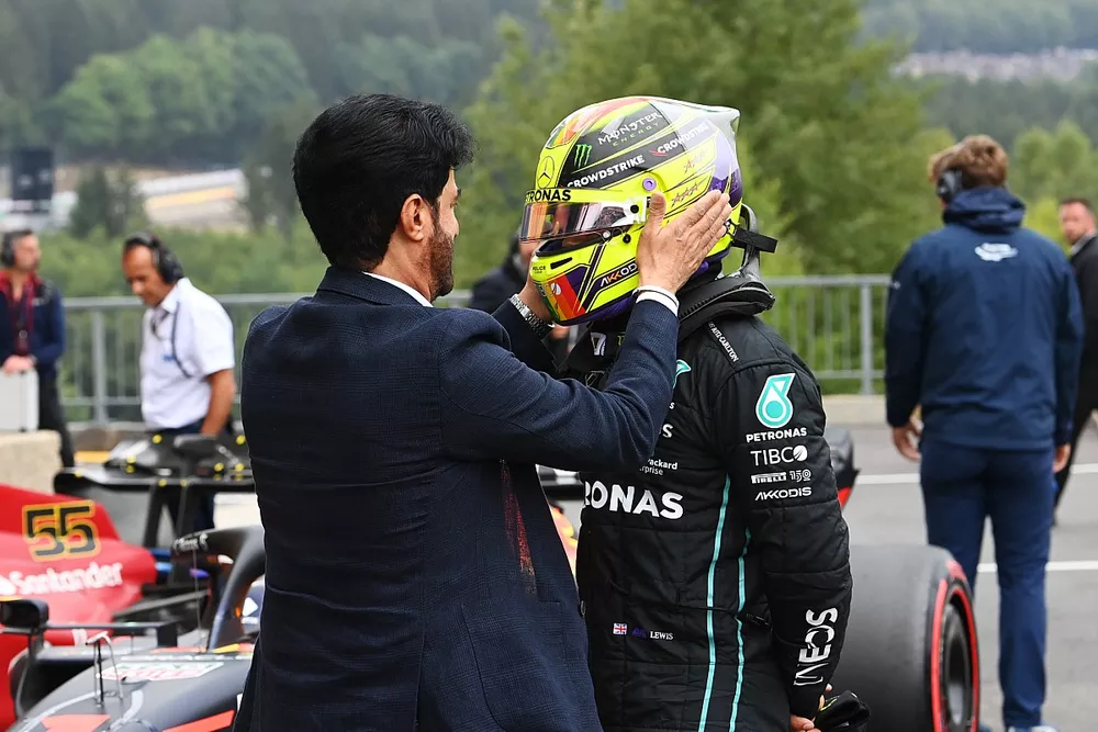 Mohammed bin Sulayem, voorzitter, FIA, met Lewis Hamilton, Mercedes-AMG