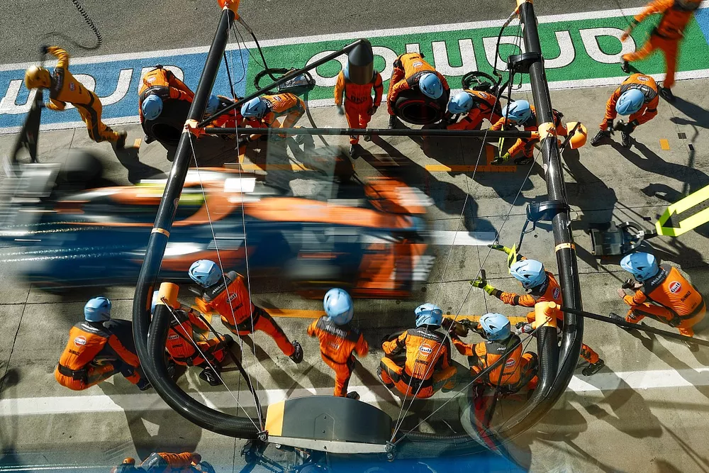 Lando Norris, McLaren MCL36, fait un arr&ecirc;t