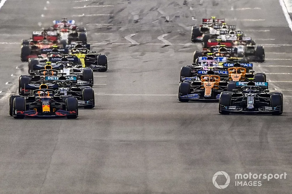 Max Verstappen, Red Bull Racing RB16 Valtteri Bottas, Mercedes F1 W11 e Lewis Hamilton, Mercedes F1 W11 alla partenza della gara