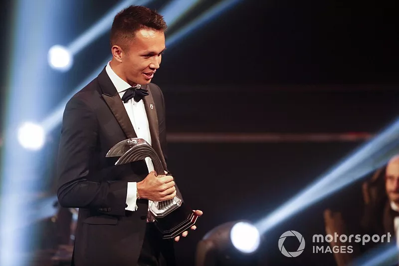 Alexander Albon, Red Bull Racing, gana el premio al Novato del A&ntilde;o