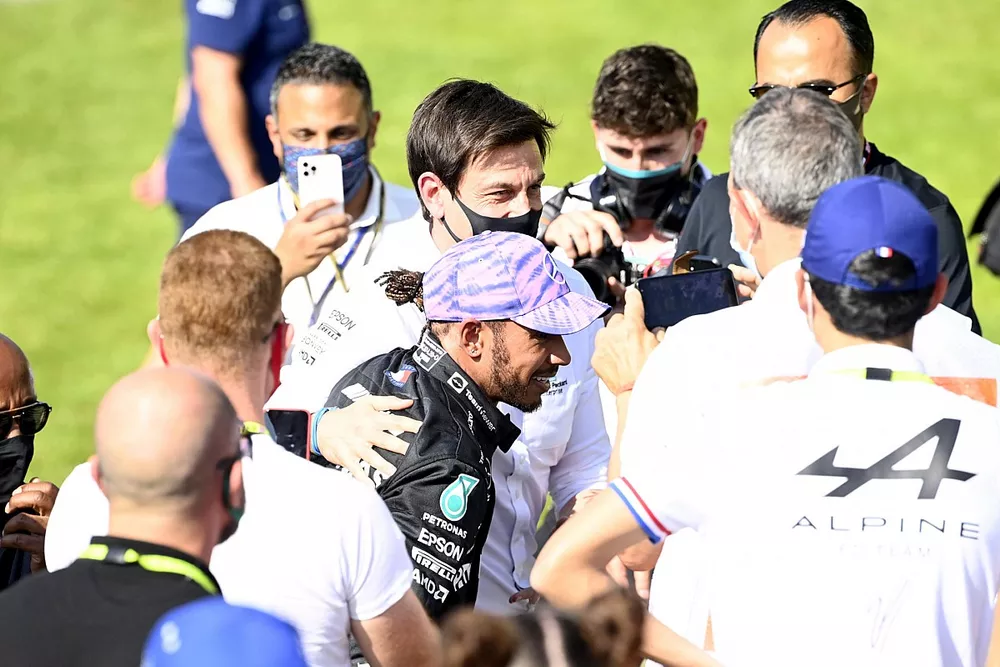 Lewis Hamilton, Mercedes, y Toto Wolff, Team Principal y CEO, Mercedes AMG