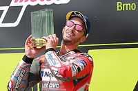 Dovizioso venció a Lorenzo y a Márquez para ganar en Brno