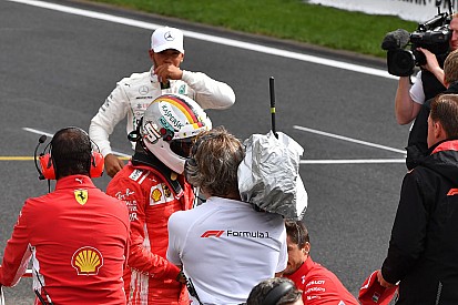 Hamilton sa sfruttare tutti gli imprevisti: "Ma la Ferrari in gara sarà la favorita"