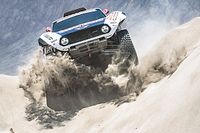 Peterhansel aleja m&aacute;s su victoria tras intentar ayudar a Roma