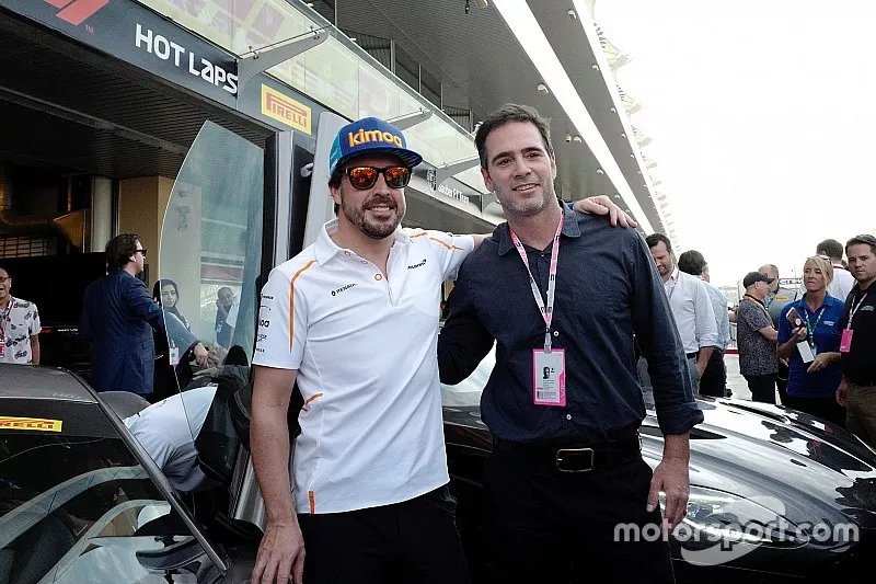 Jimmie Johnson piloto de NASCAR con Fernando Alonso, McLaren