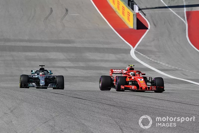 Kimi Raikkonen, Ferrari SF71H et Lewis Hamilton, Mercedes-AMG F1 W09 