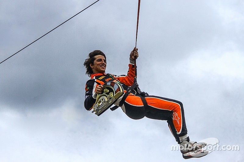 Roberto Merhi comemora a pole position das 500 Milhas de Kart