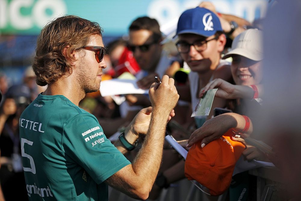 Sebastian Vettel, Aston Martin, firmando autógrafos para los fans