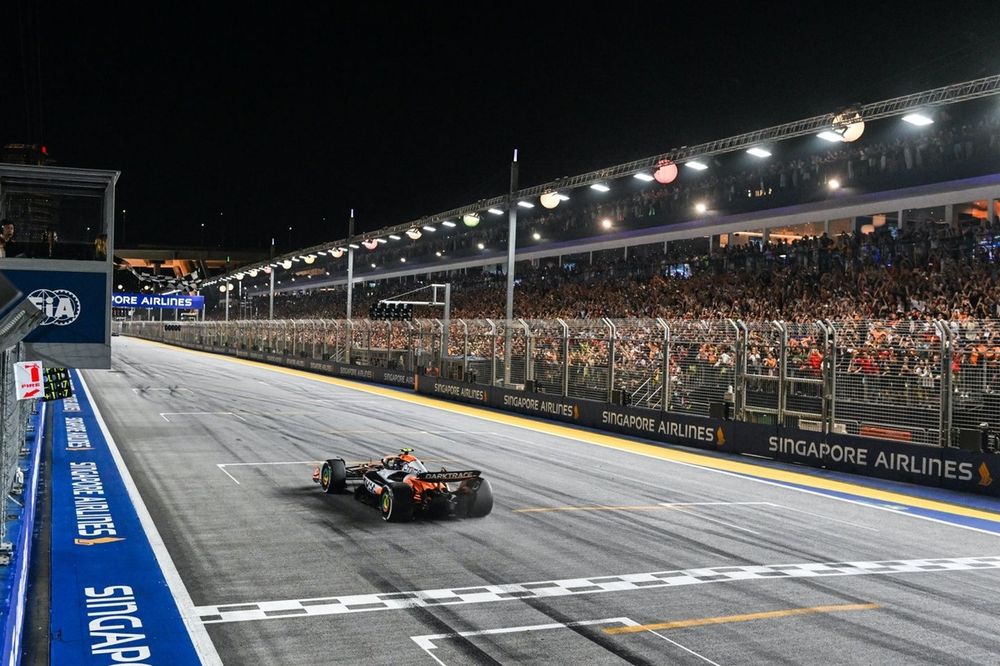 Lando Norris, McLaren MCL38, 1st position, takes the chequered flag