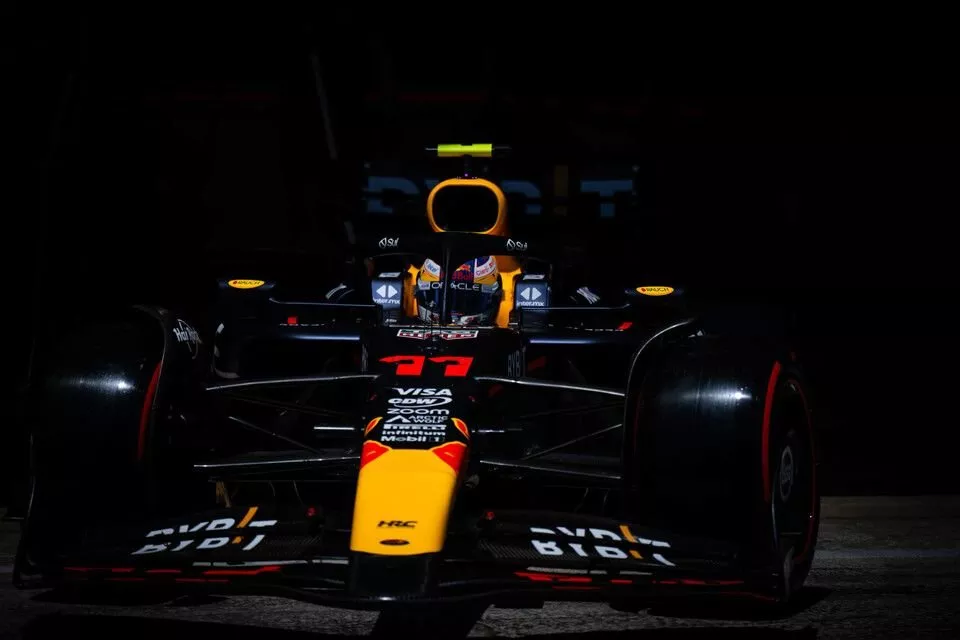 Sergio P&eacute;rez, Red Bull Racing RB20, sale del garaje