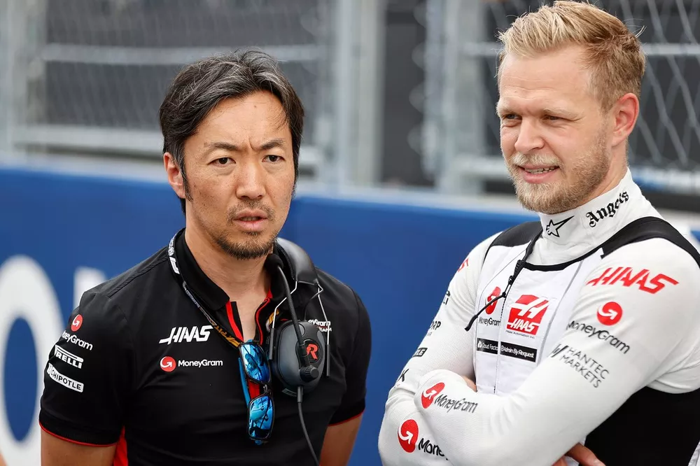 Ayao Komatsu, ingeniero jefe de Haas F1, con Kevin Magnussen, Haas F1 Team