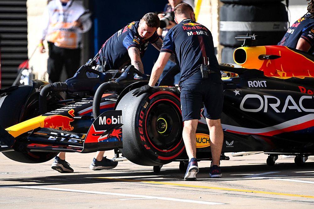 Max Verstappen, Red Bull Racing RB19, retorna à garagem