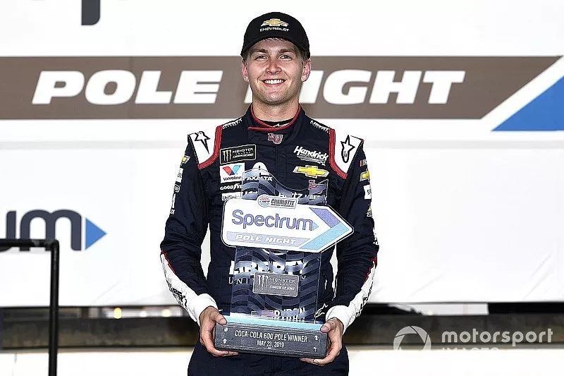 Pole sitter William Byron, Hendrick Motorsports, Chevrolet Camaro Liberty Patriotic
