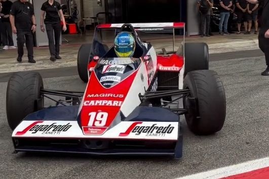 Alonso pilota varios coches de Senna en Barcelona y revive su McLaren de 2007