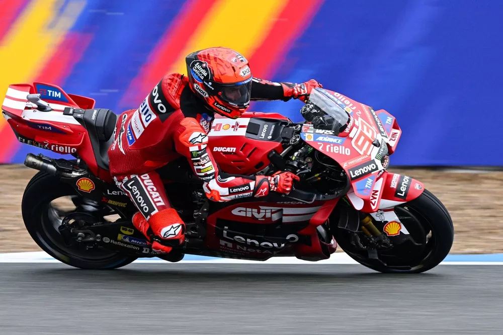 Marc Márquez supera a Johann Zarco para lograr la pole en mojado en Jerez