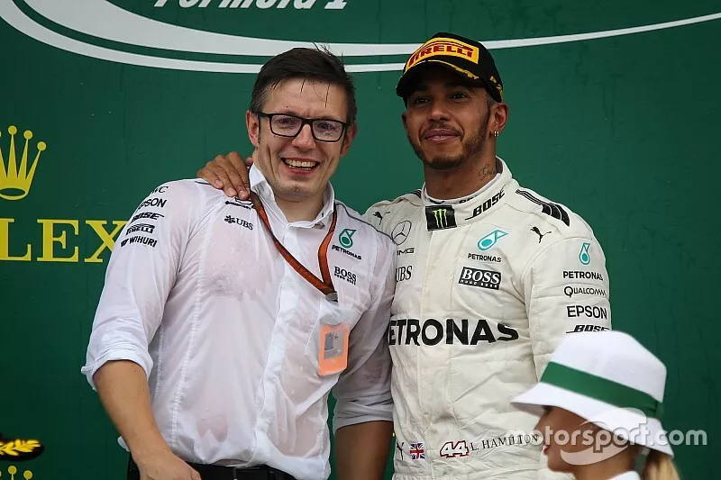 Peter Bonnington, Mercedes AMG F1 ingeniero de carrera y Lewis Hamilton, Mercedes AMG F1 en el podio