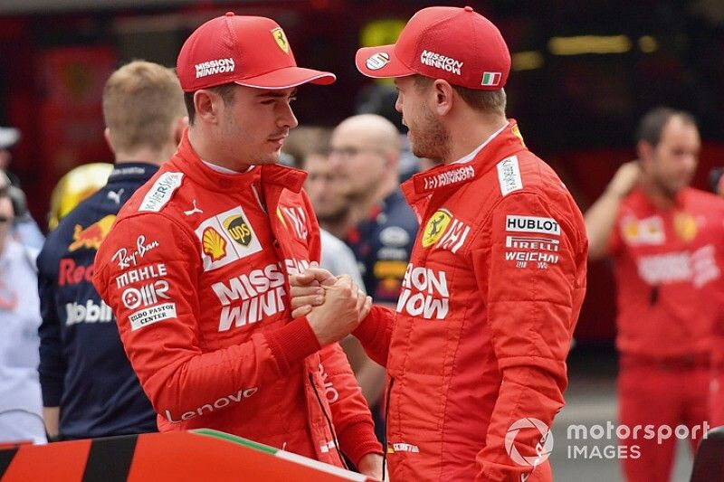 Charles Leclerc, Ferrari, y Sebastian Vettel, Ferrari, se felicitan después de la calificación