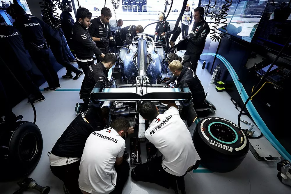 Mercedes mechanics en Lewis Hamilton, Mercedes AMG F1 W10