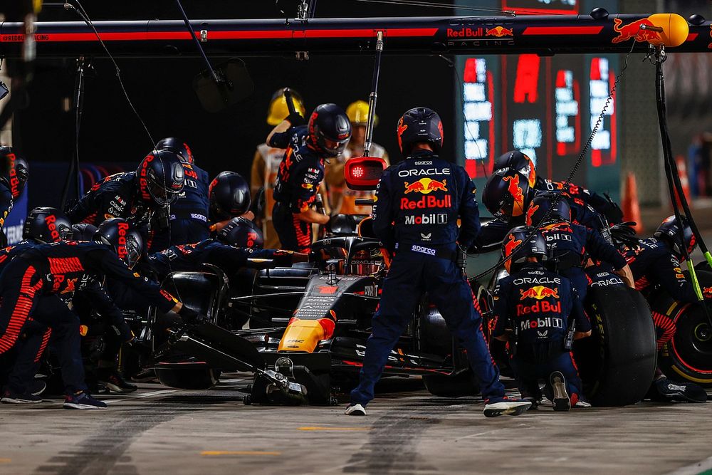 Max Verstappen, Red Bull Racing RB19, en boxes