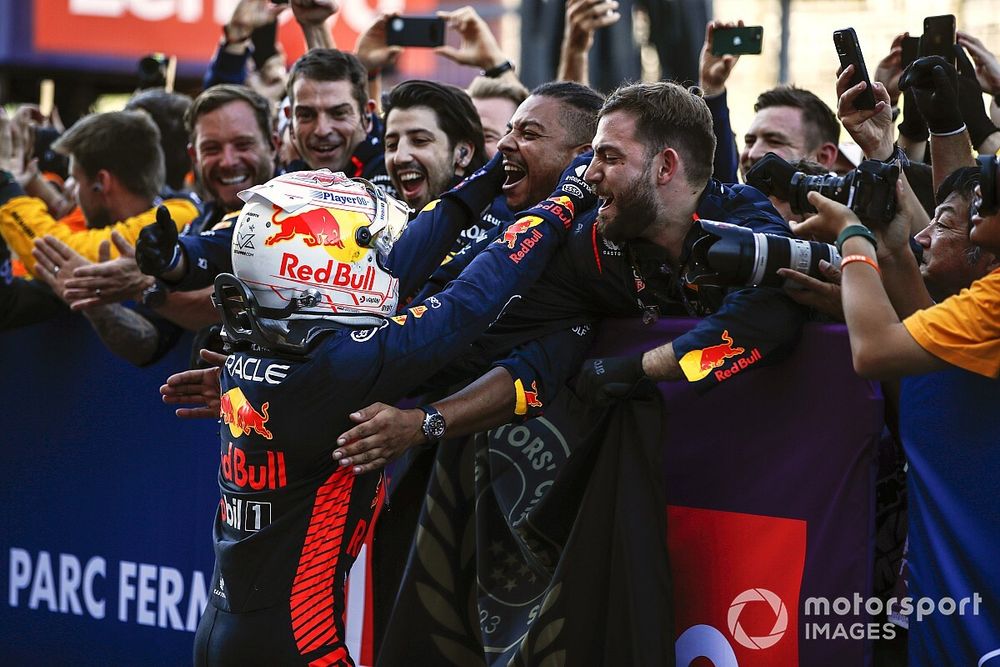 Max Verstappen, Red Bull Racing, 1ª posição, comemora com sua equipe na chegada ao Parc Ferme