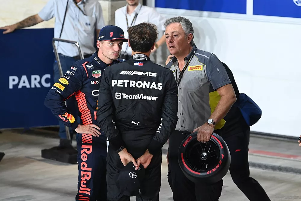 Le poleman Max Verstappen, Red Bull Racing, George Russell, Mercedes-AMG, avec Mario Isola, directeur de la comp&eacute;tition Pirelli Motorsport