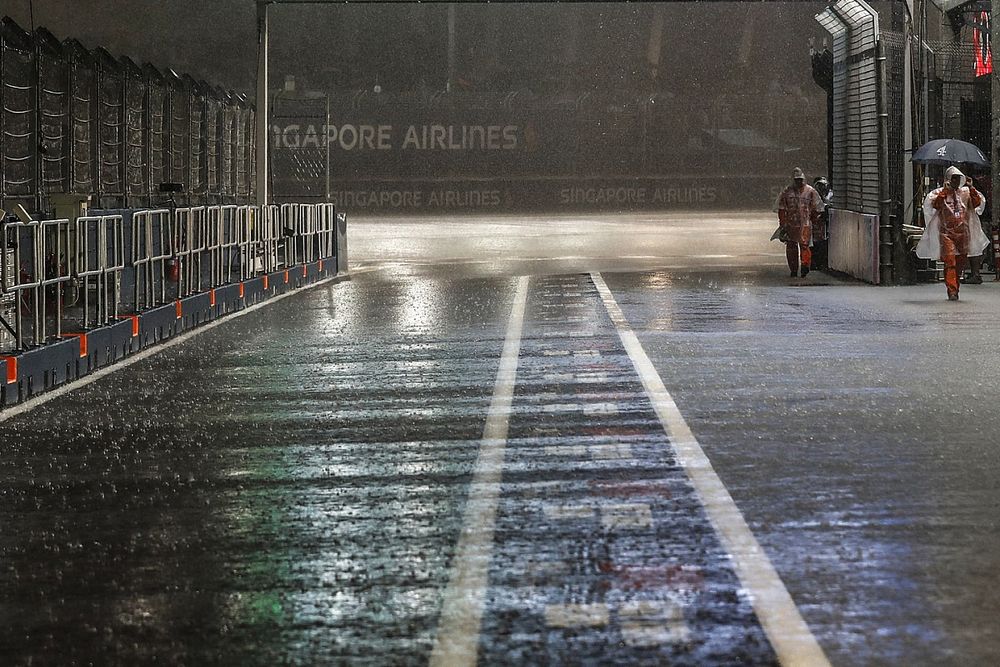 Fuerte lluvia en el pitlane
